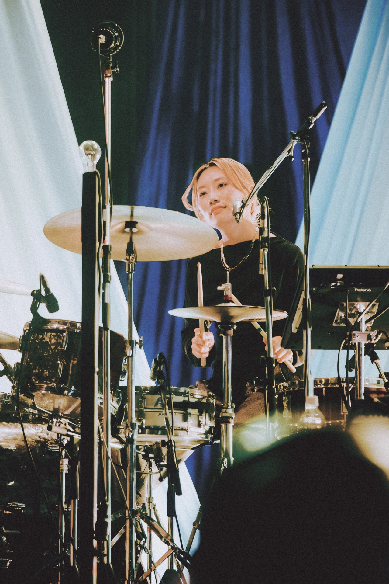 ユナ（Dr / ex. CHAI）（Photo by Daiki Miura）