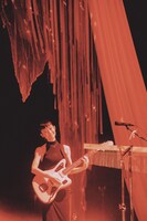 塩塚モエカ（Vo, G）（Photo by Daiki Miura）