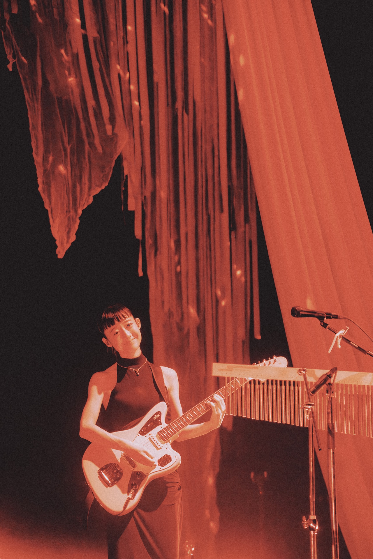 塩塚モエカ（Vo, G）（Photo by Daiki Miura）