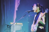 塩塚モエカ（Vo, G）（Photo by Daiki Miura）