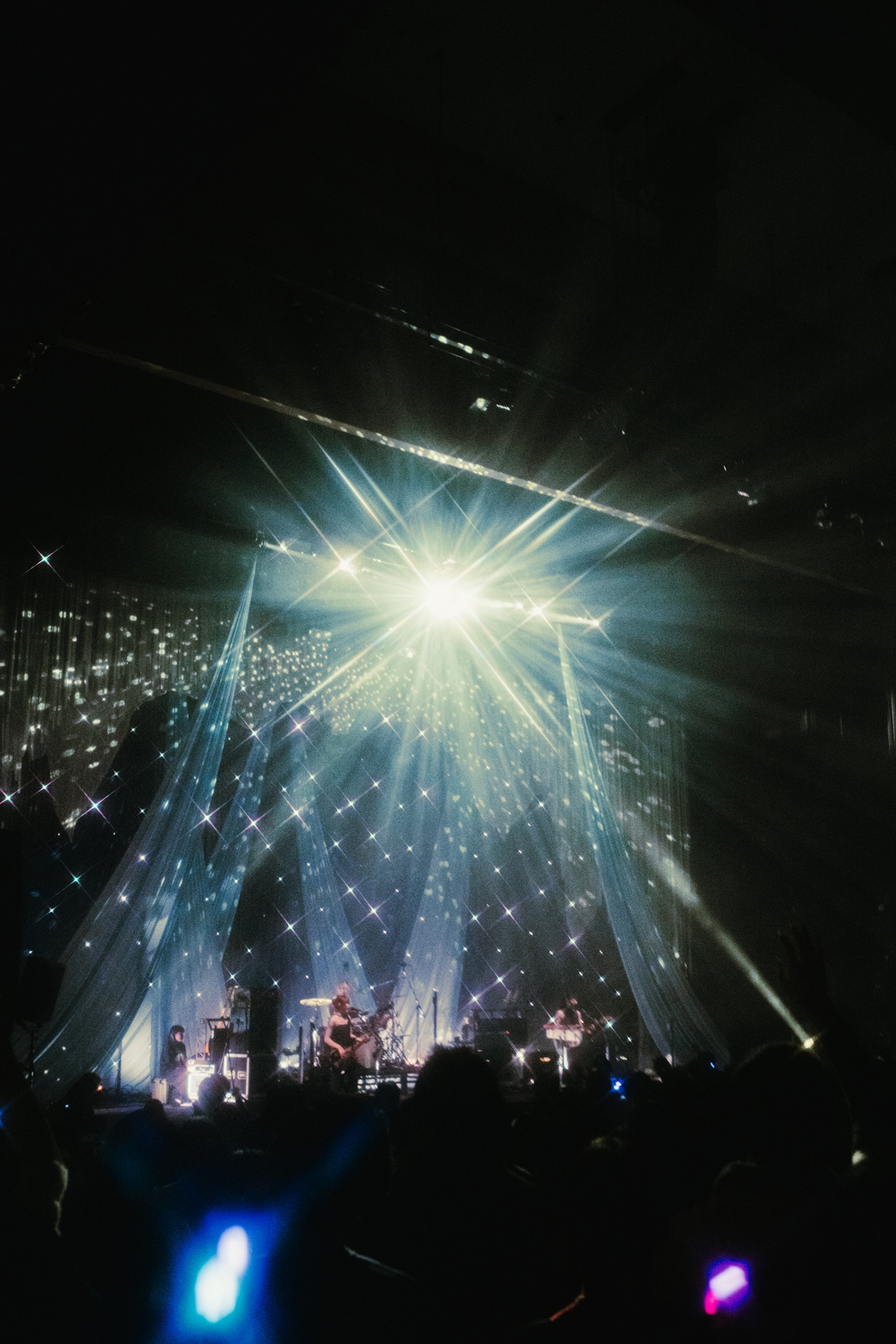 羊文学「まほうがつかえる2025」東京公演の様子。（撮影：ナカノカンタ）