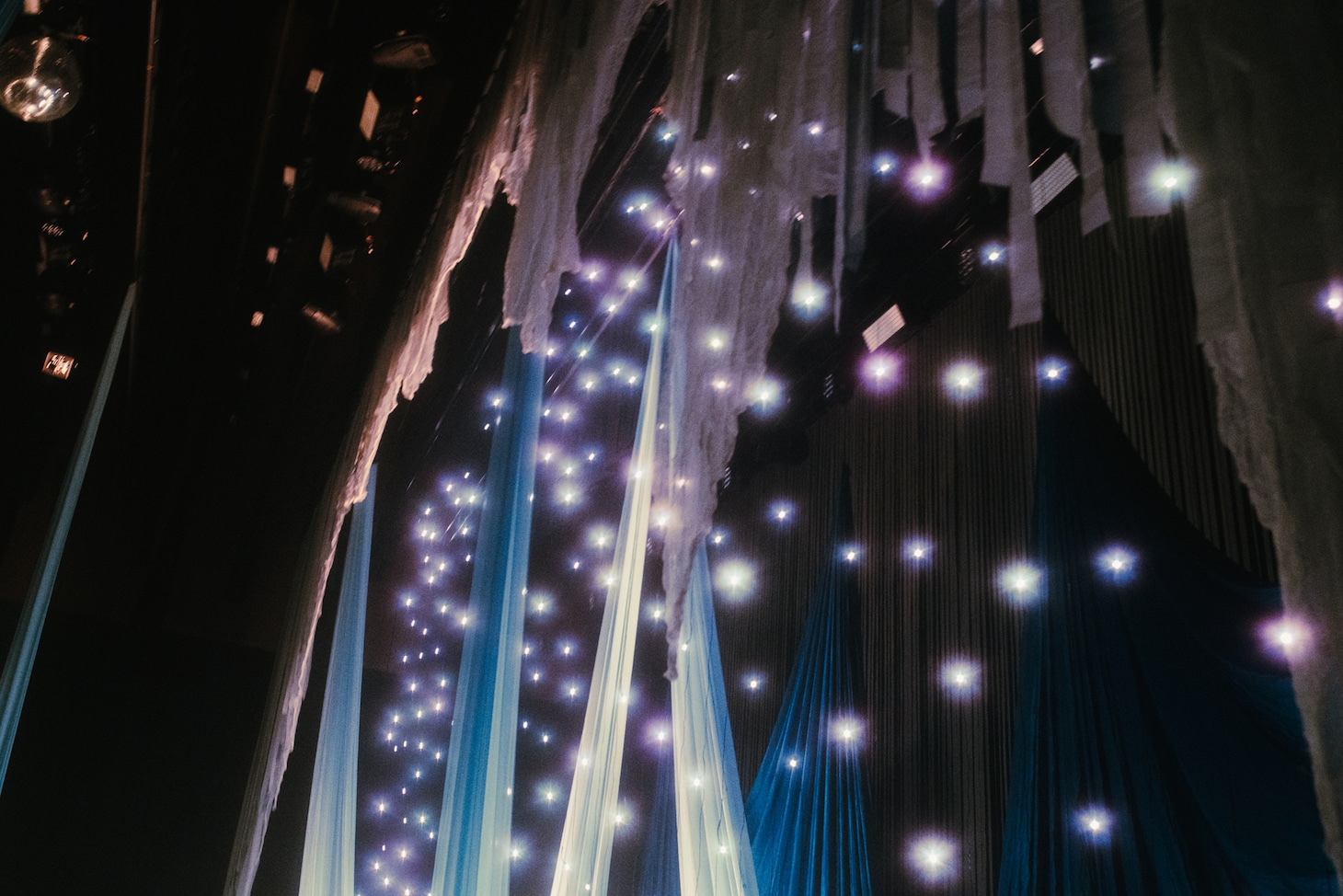 羊文学「まほうがつかえる2025」東京公演を彩る舞台装飾。（撮影：ナカノカンタ）