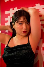 深緑色のドレスを着た根本凪。（撮影：鈴木大喜［扶桑社刊］）