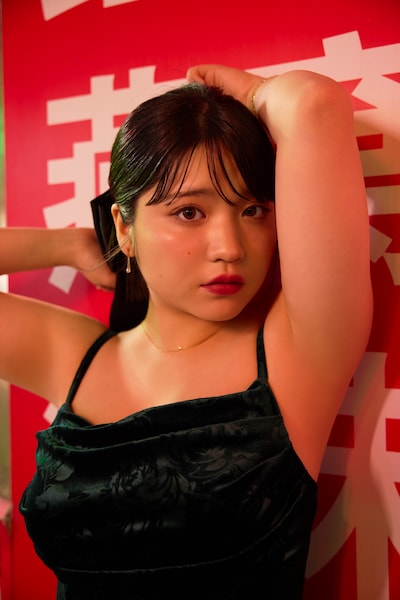 深緑色のドレスを着た根本凪。（撮影：鈴木大喜［扶桑社刊］）