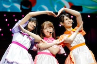 左から五百城茉央、田村真佑、松尾美佑。（撮影：鈴木健太［KENTA Inc.］）