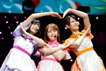 左から五百城茉央、田村真佑、松尾美佑。（撮影：鈴木健太［KENTA Inc.］）