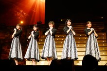 左から冨里奈央、伊藤理々杏、吉田綾乃クリスティー、林瑠奈、柴田柚菜。（撮影：鈴木健太［KENTA Inc.］）
