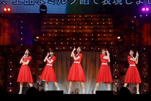 左から柴田柚菜、岩本蓮加、金川紗耶、田村真佑、矢久保美緒。（撮影：鈴木健太［KENTA Inc.］）