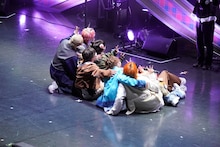 超特急の後ろ姿。（Photo by SOSUKE TANNO）