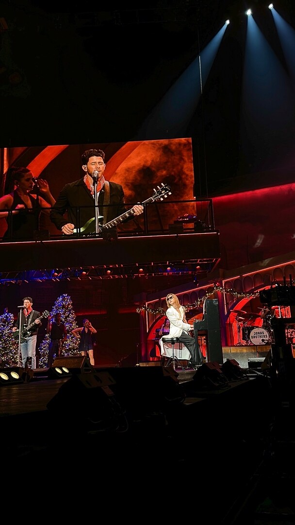 YOSHIKIとJonas Brothersの共演シーン。