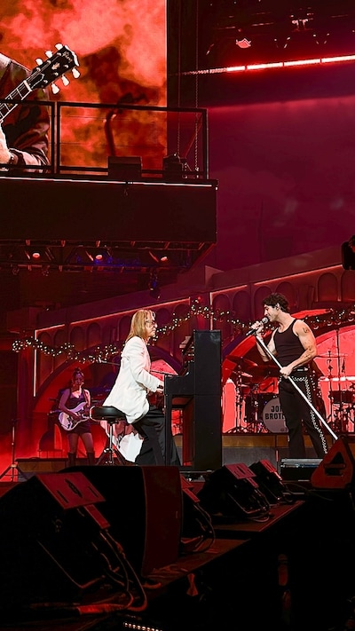 YOSHIKIとJonas Brothersの共演シーン。