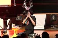 兜を被ったアンコールでのまらしぃ。（Photo by Lestat C&M Project）