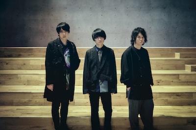 UNISON SQUARE GARDEN。左から鈴木貴雄（Dr）、斎藤宏介（Vo, G）、田淵智也（B）。