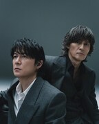 福山雅治と稲葉浩志（B'z）。12月31日にNHK総合ほかで放送される「第76回NHK紅白歌合戦」に出場する。