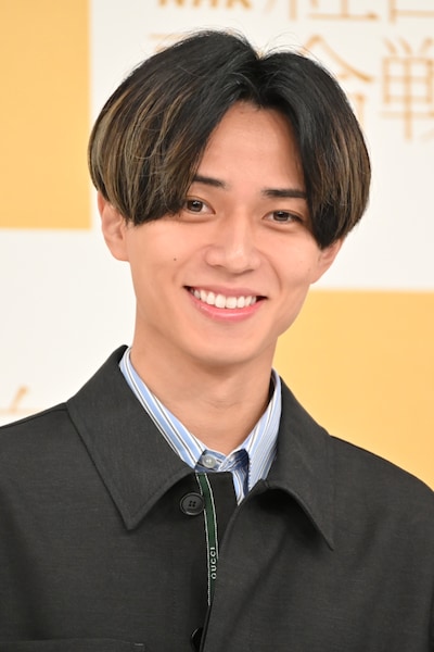 笑顔の永瀬廉。