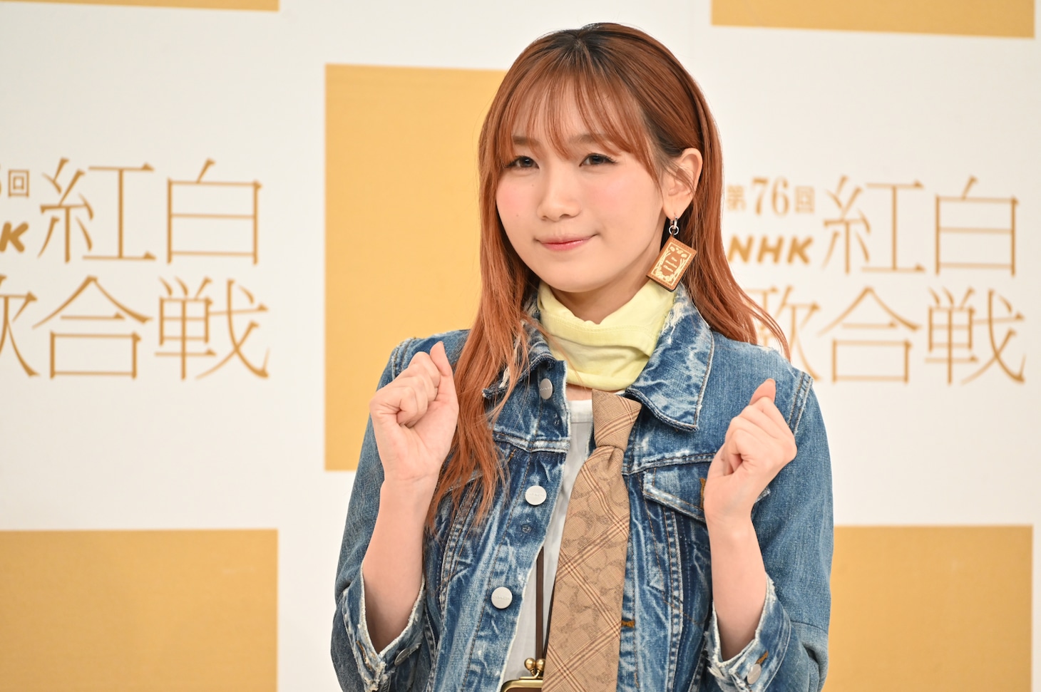 控えめに拳を上げる幾田りら。