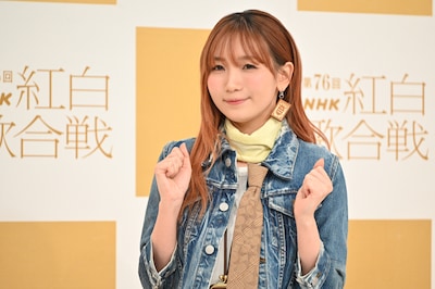 控えめに拳を上げる幾田りら。