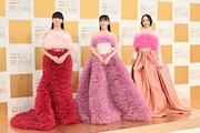 お気に入りのトモ コイズミのドレスをまとったPerfume。