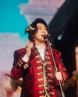 大阪・京セラドーム大阪公演の大森元貴（Vo, G）。（Photo by Jordan Munns）