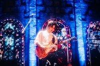 大阪・京セラドーム大阪公演の若井滉斗（G）。（Photo by Jordan Munns）