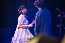 最後のチークダンスを踊る清さきな（左）と清竜人（右）。