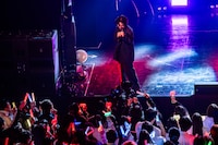 客席にパンチを放つ清竜人。