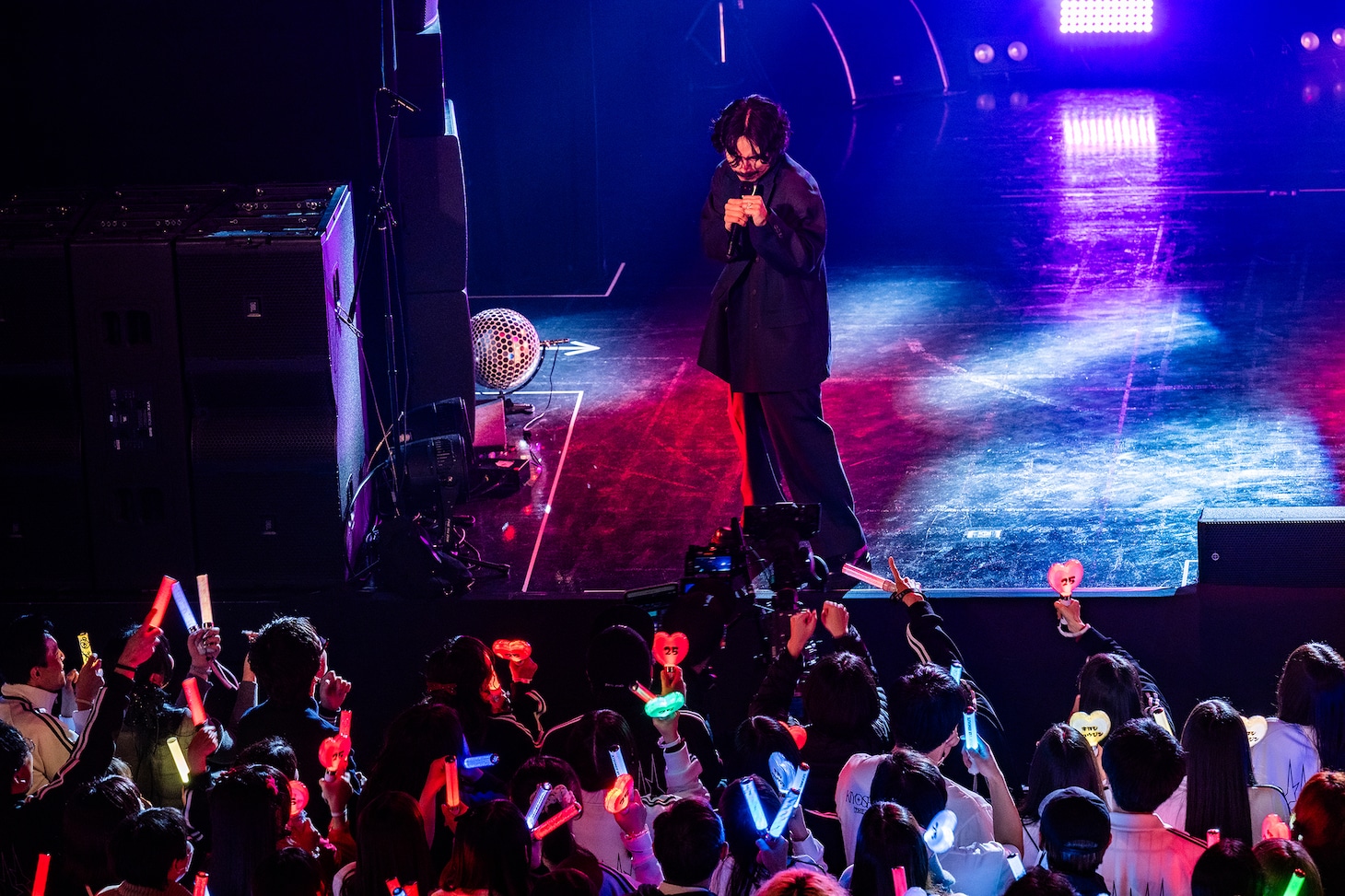 客席にパンチを放つ清竜人。