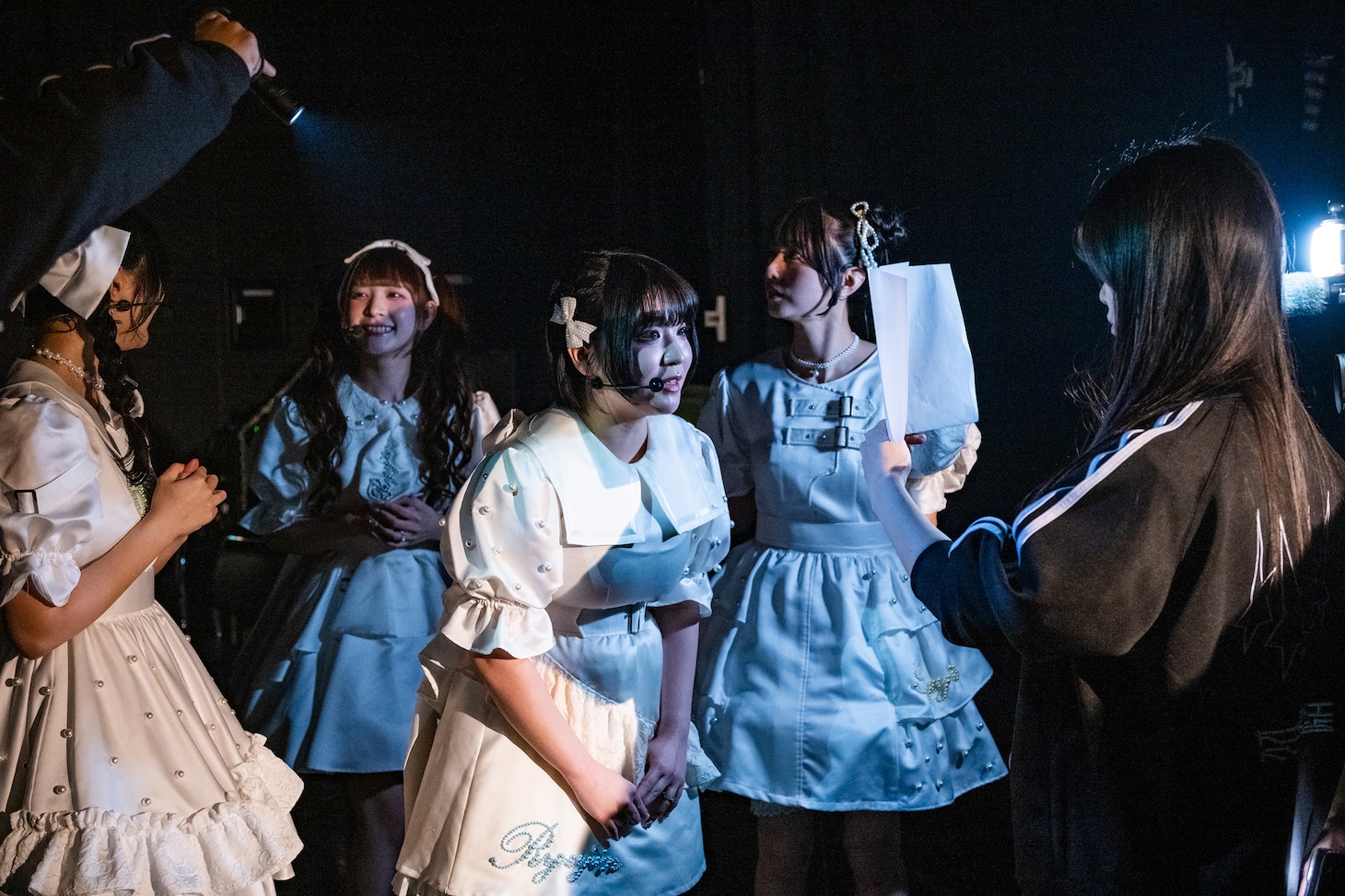 影ナレを務める夫人たち。