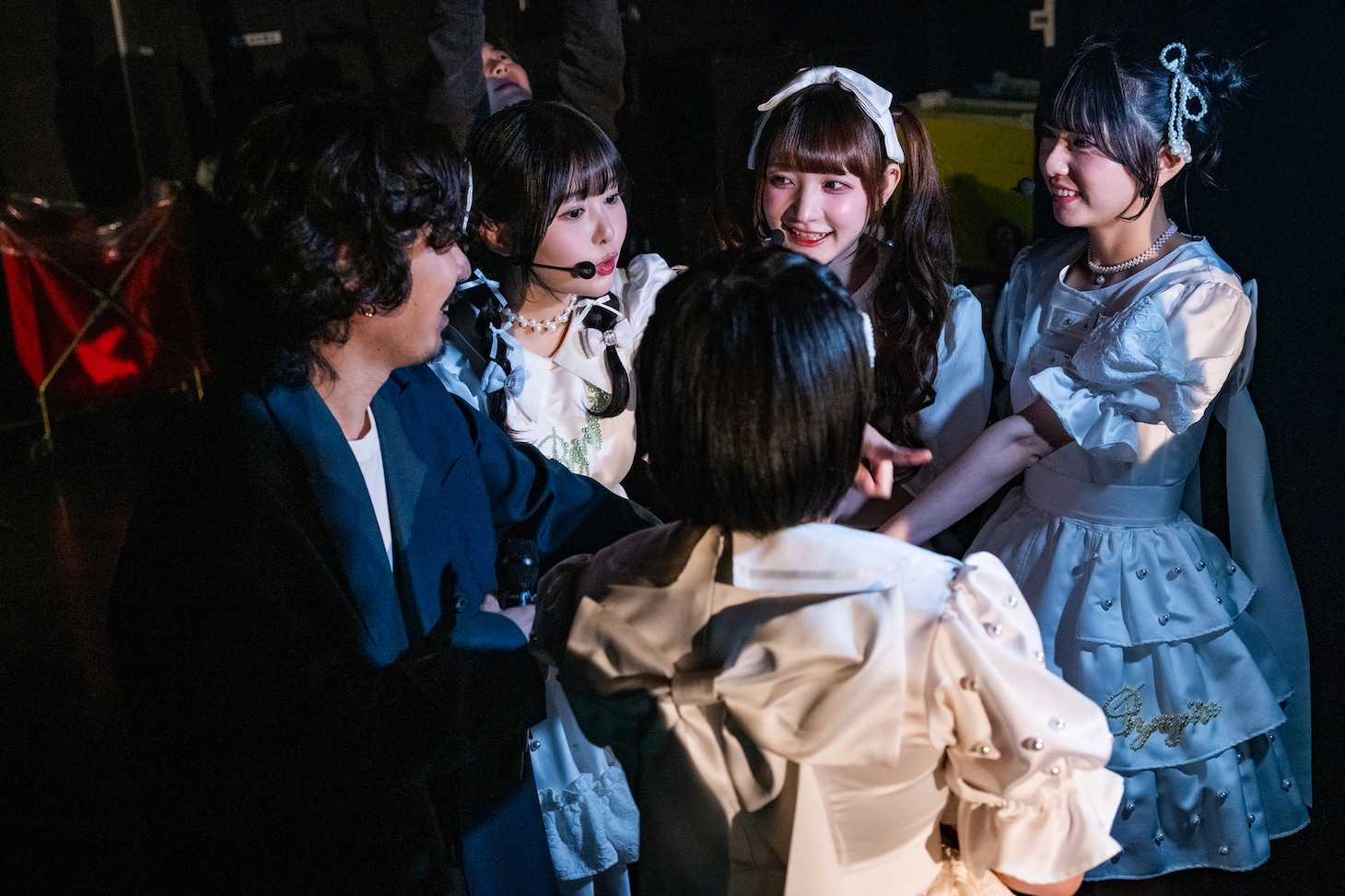 舞台袖で最後の円陣を組む清 竜人25。