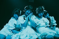 目を閉じる夫人たち。