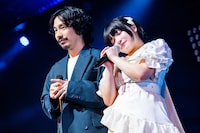 身を寄せ合う清竜人（左）と清凪（右）。