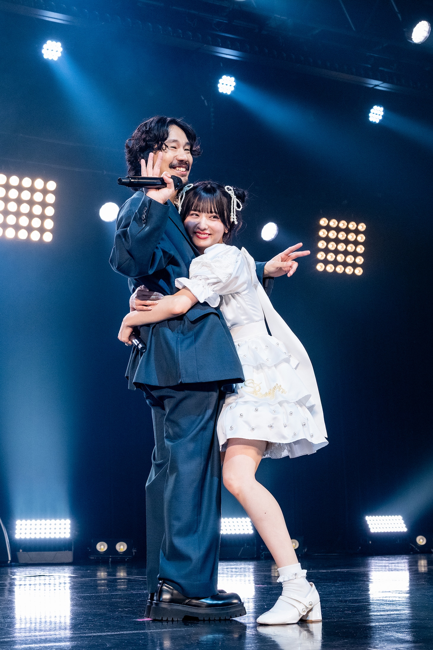 清竜人（左）に抱きつく清真尋（右）。