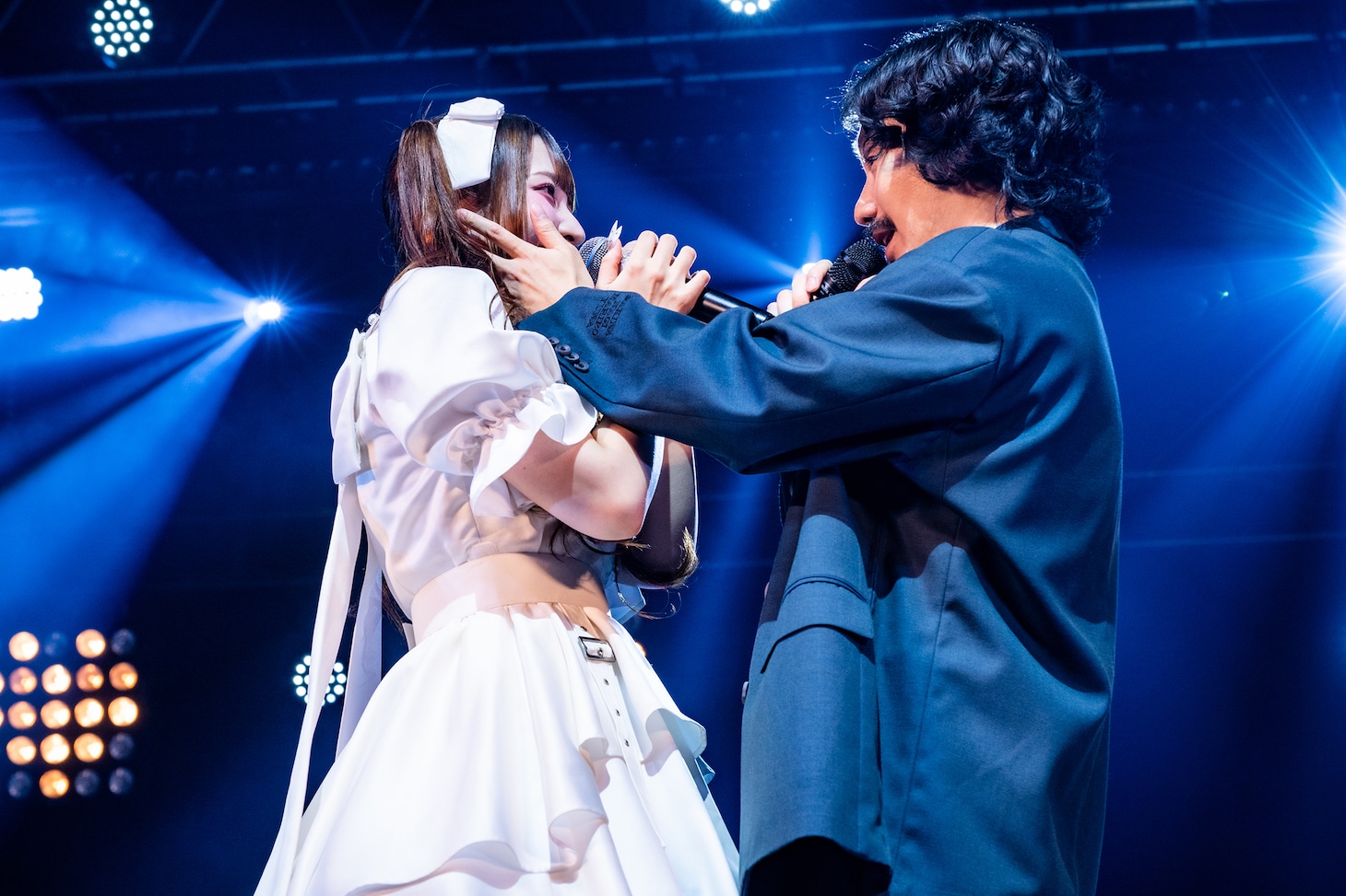 見つめ合う清ゆな（左）と清竜人（右）。