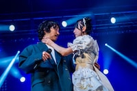 清竜人（左）に喉輪を決める清真尋（右）。