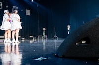 ステージ袖からひょっこり顔を出す伝説の登場シーンを再現する清ゆな。