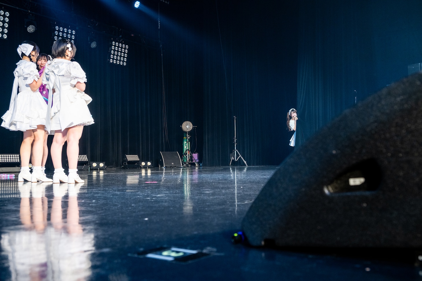 ステージ袖からひょっこり顔を出す伝説の登場シーンを再現する清ゆな。