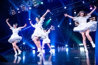 元気に飛び跳ねる清 竜人25の夫人たち。