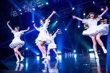 元気に飛び跳ねる清 竜人25の夫人たち。