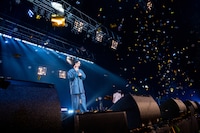 1人ステージに残る清竜人。