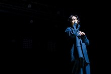 1人きりのステージで歌う清竜人。