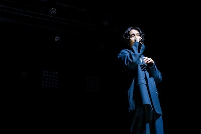 1人きりのステージで歌う清竜人。