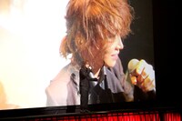 自撮りの映像をスクリーンに映す気遣いを見せた鬼龍院翔。（撮影：太田好美）