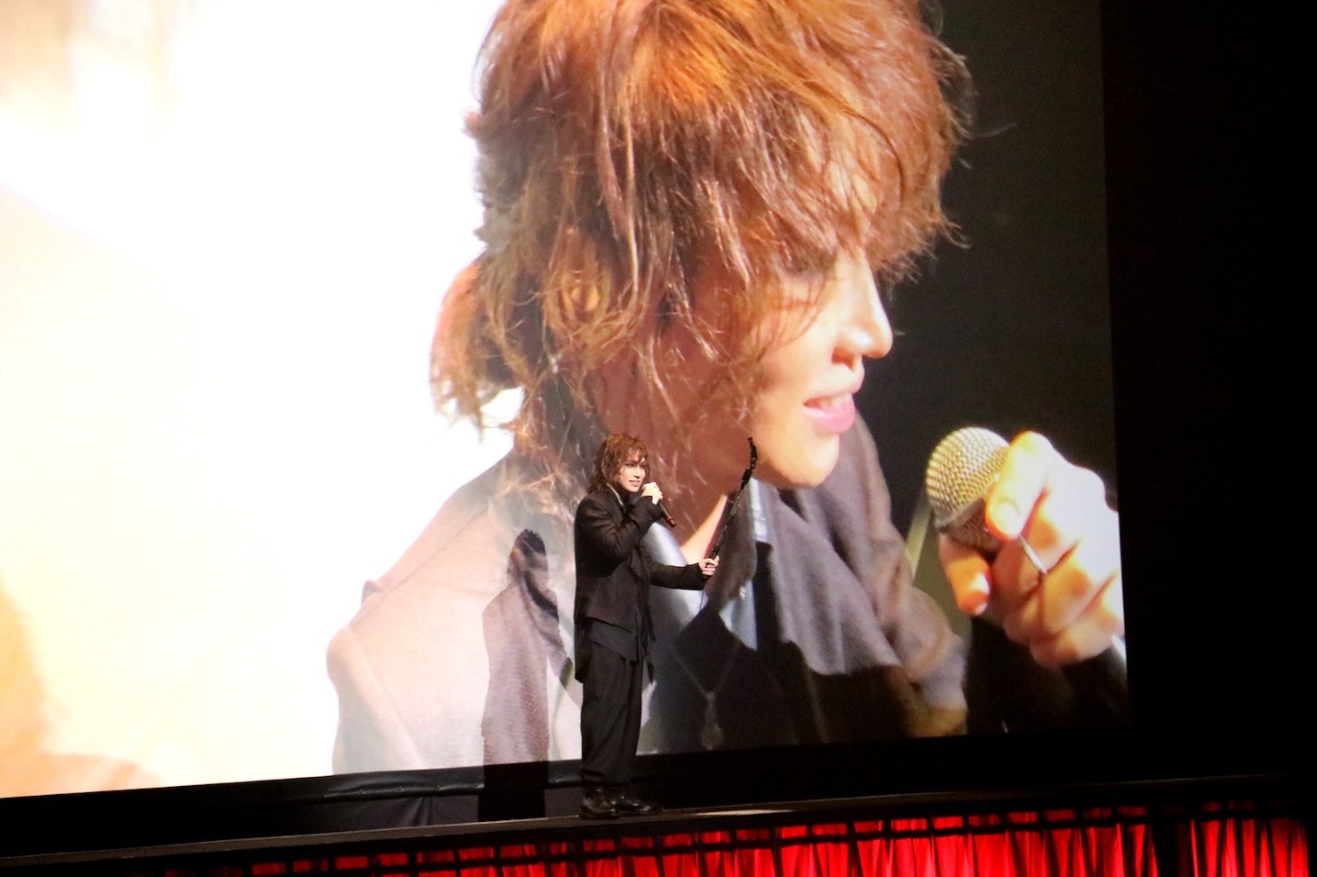 自撮りの映像をスクリーンに映す気遣いを見せた鬼龍院翔。（撮影：太田好美）