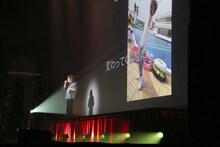 オフショット写真をバックに「あしたのショー」を歌う鬼龍院翔。（撮影：太田好美）