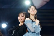 左から佐藤璃果、松尾美佑。（撮影：鈴木健太［KENTA Inc.］）