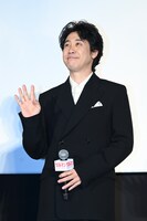 手を振る大泉洋。