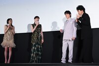 ベンチプレスで鍛えた福山雅治の筋肉が見えるシーンについてアピールする大泉洋（右）。