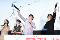 赤い巨大風船を割ろうとする福山雅治と大泉洋。