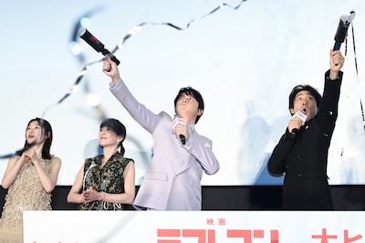 赤い巨大風船を割ろうとする福山雅治と大泉洋。