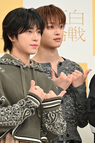 「今年を表す漢字」を意気揚々と挙げたリーダーのEJ（奥）。